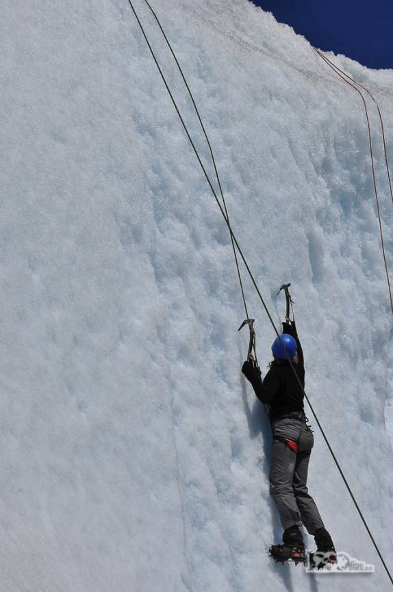 A Ana participa do curso de escalada no gelo no glaciar Viedma, no Parque Nacional Los Glaciares, região de El Chaltén, no sul da Argentina